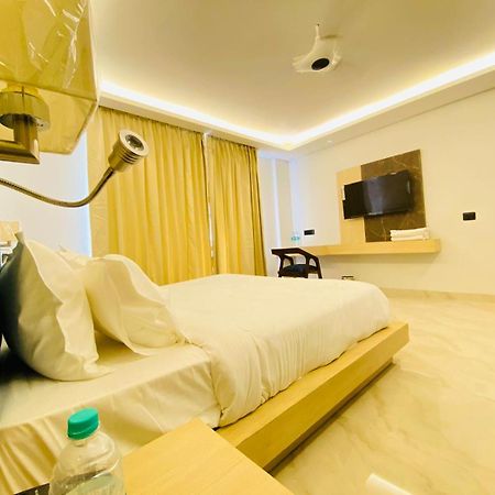 Hotel Holiday Grand Велика Нойда Екстер'єр фото