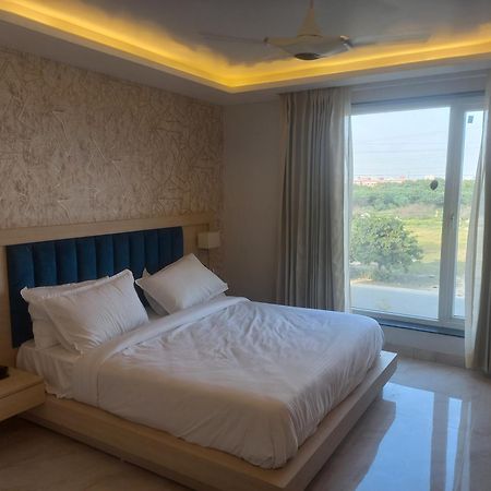 Hotel Holiday Grand Велика Нойда Екстер'єр фото