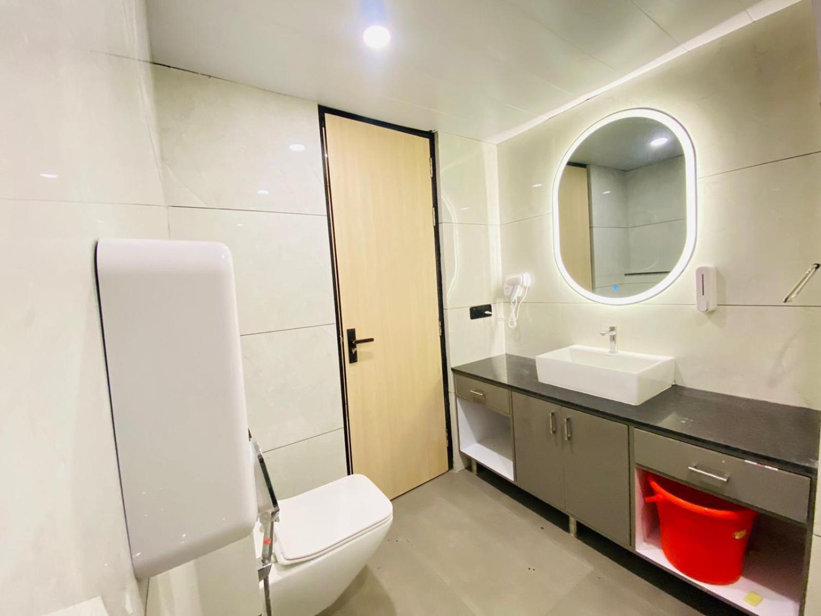 Hotel Holiday Grand Велика Нойда Екстер'єр фото