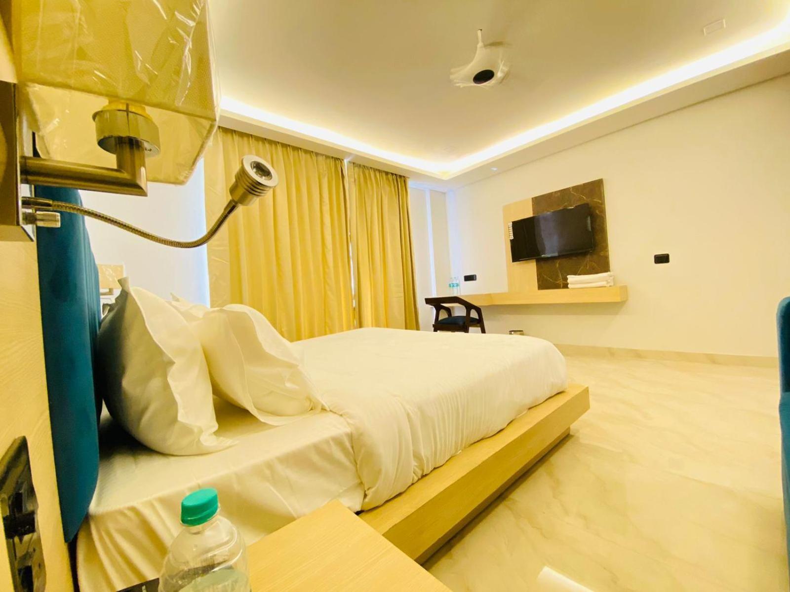 Hotel Holiday Grand Велика Нойда Екстер'єр фото