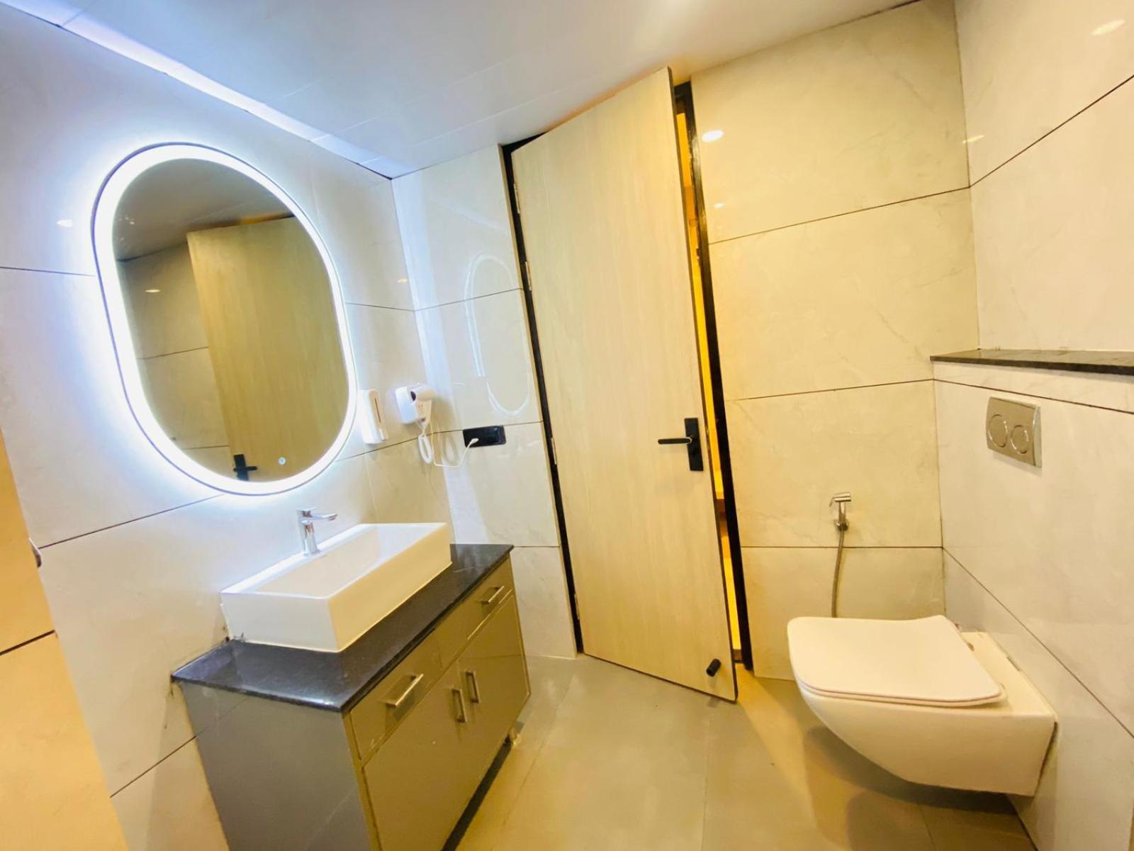 Hotel Holiday Grand Велика Нойда Екстер'єр фото