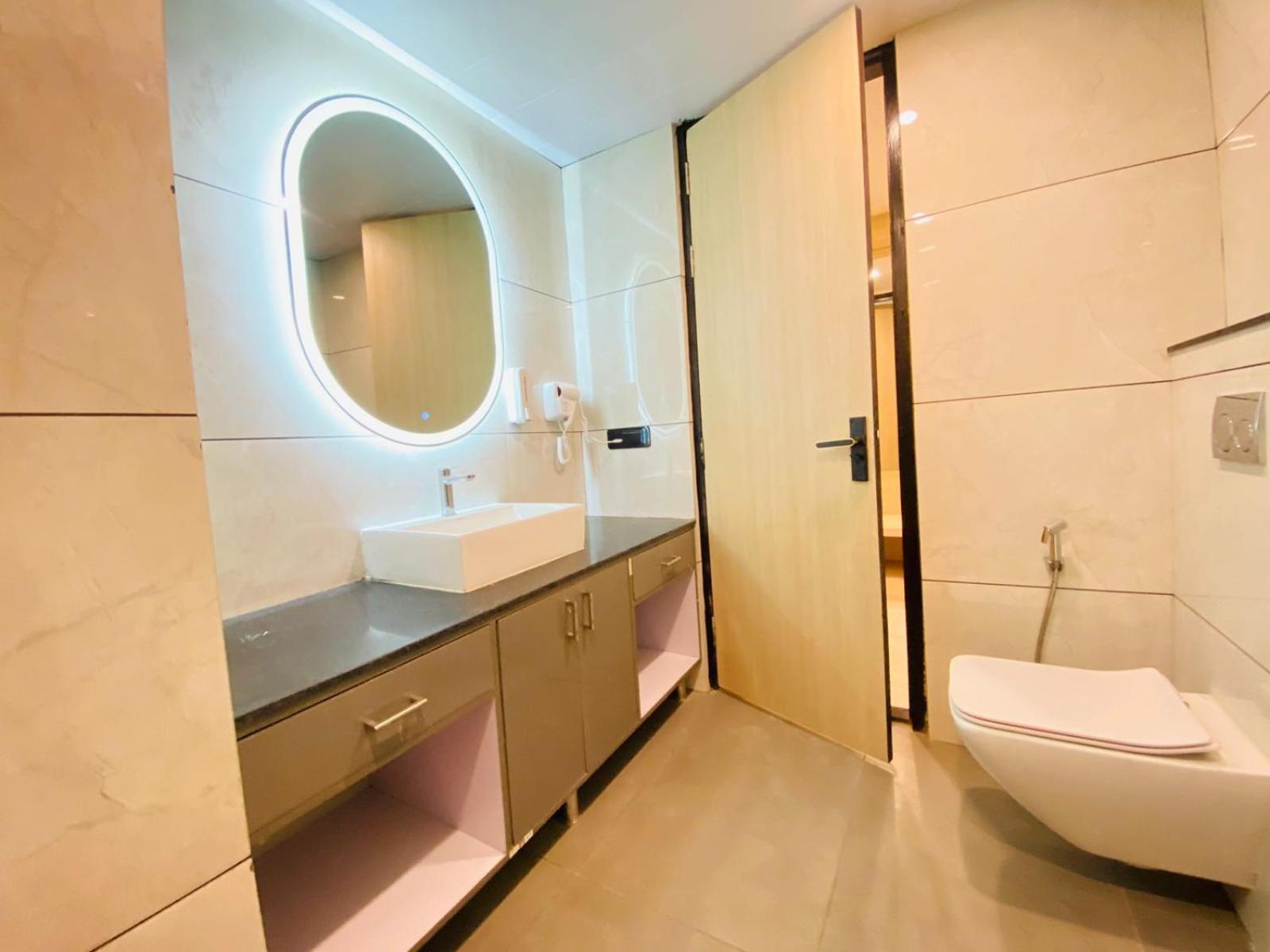 Hotel Holiday Grand Велика Нойда Екстер'єр фото