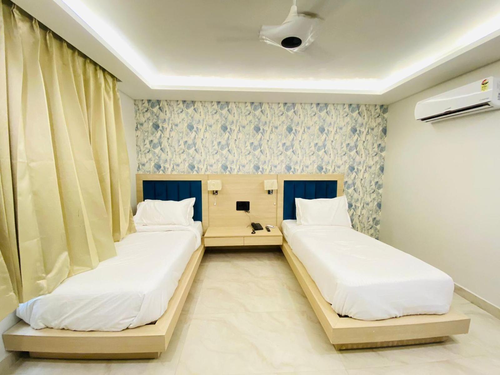 Hotel Holiday Grand Велика Нойда Екстер'єр фото