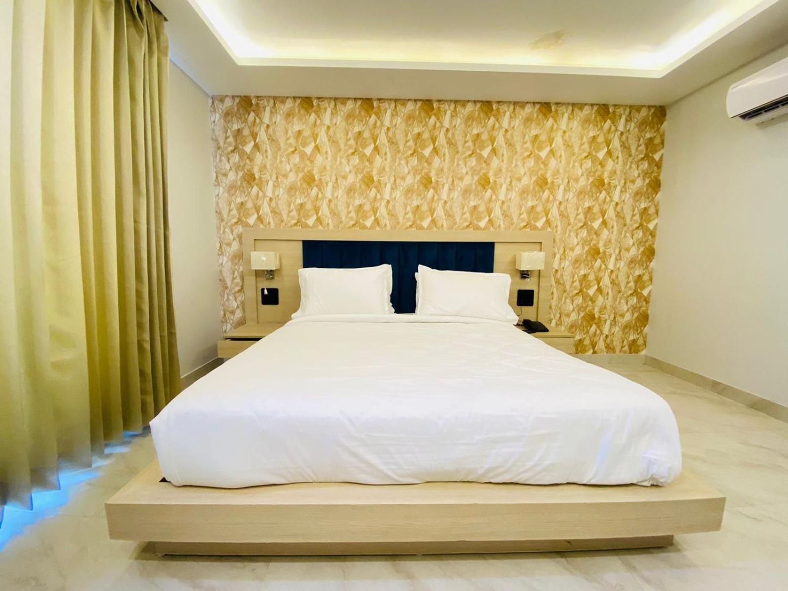 Hotel Holiday Grand Велика Нойда Екстер'єр фото
