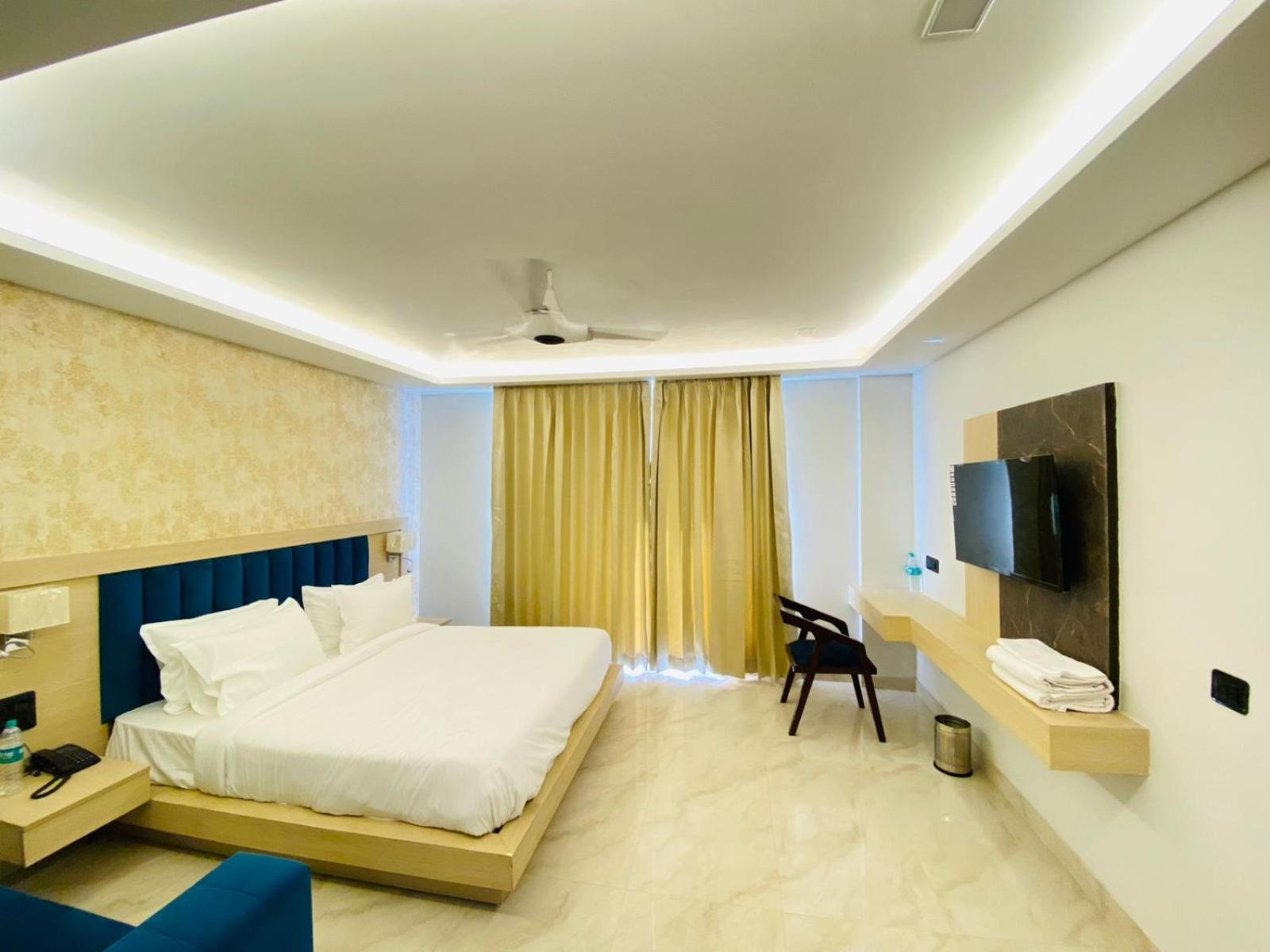 Hotel Holiday Grand Велика Нойда Екстер'єр фото