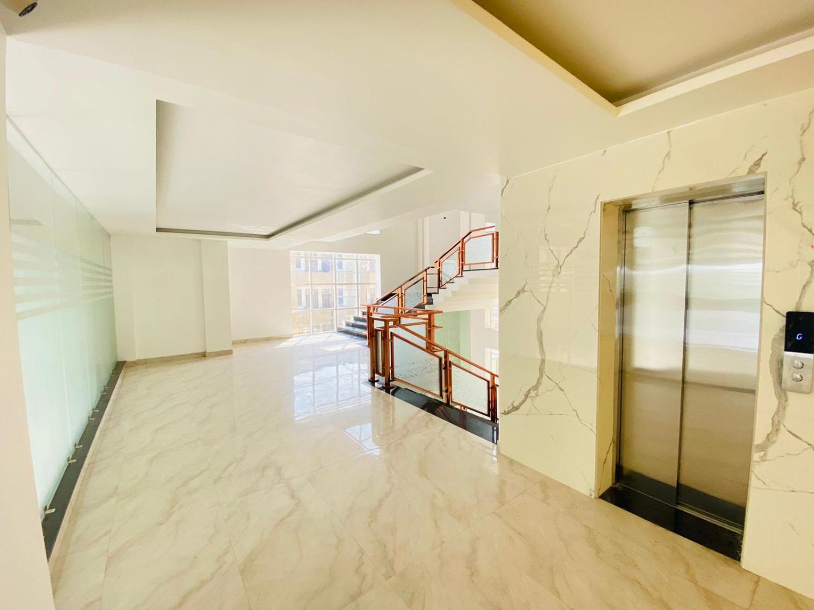 Hotel Holiday Grand Велика Нойда Екстер'єр фото