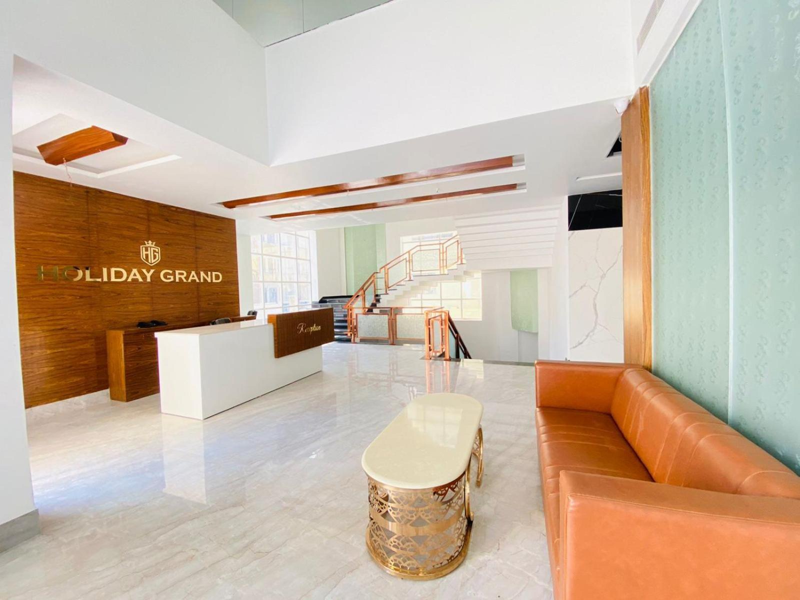 Hotel Holiday Grand Велика Нойда Екстер'єр фото
