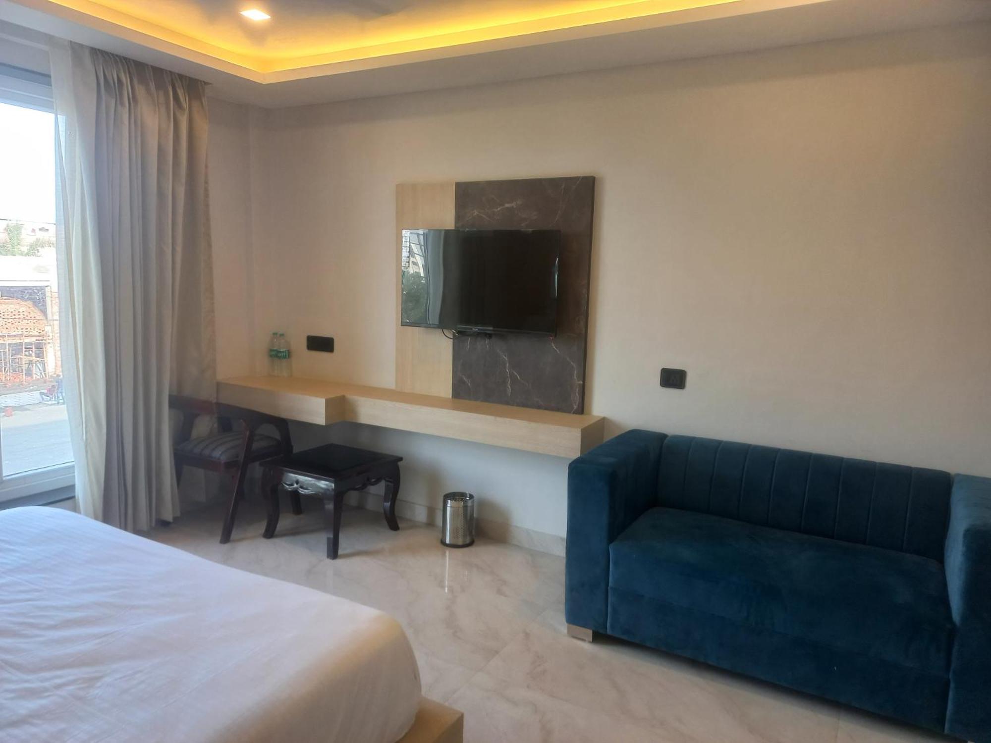 Hotel Holiday Grand Велика Нойда Екстер'єр фото