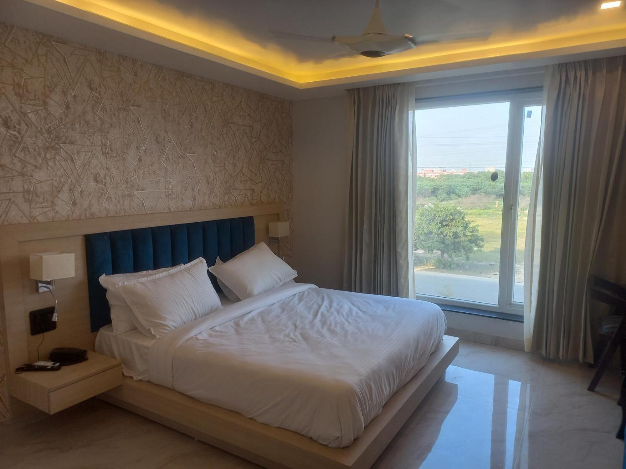 Hotel Holiday Grand Велика Нойда Екстер'єр фото